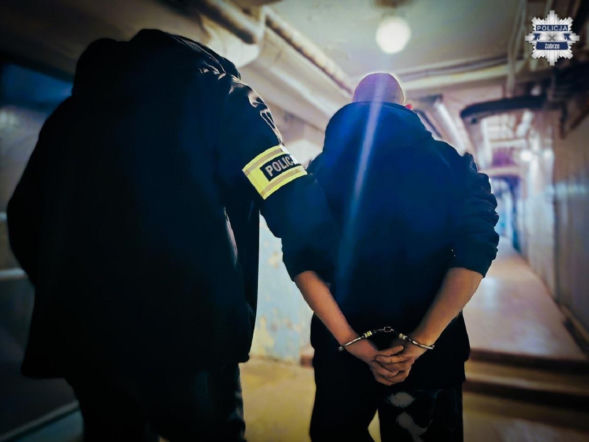 Horror po randce za 1000 zł. Groził kobiecie bronią i wypchnął z jadącego auta