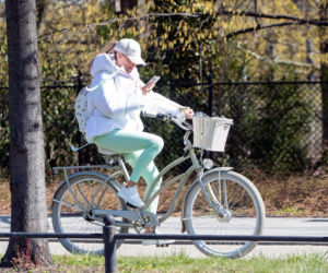 Rozenek na rowerze gada przez komórkę