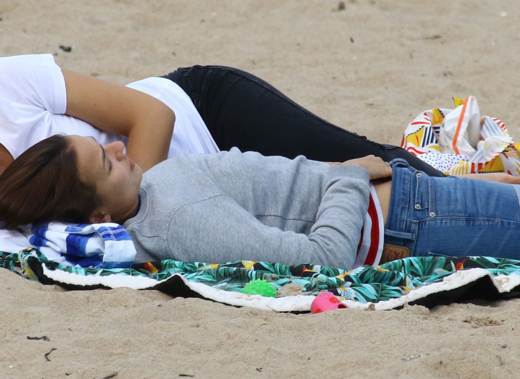Anna Starmach z dzieckiem na plaży