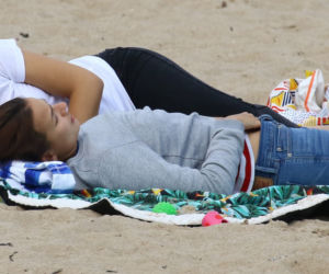 Anna Starmach z dzieckiem na plaży