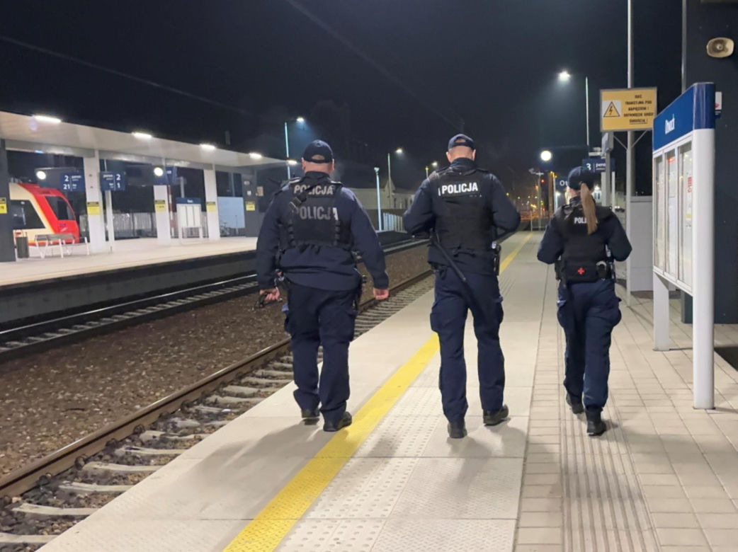 Działania policjantów z garnizonu stołecznego na torach i dworcach