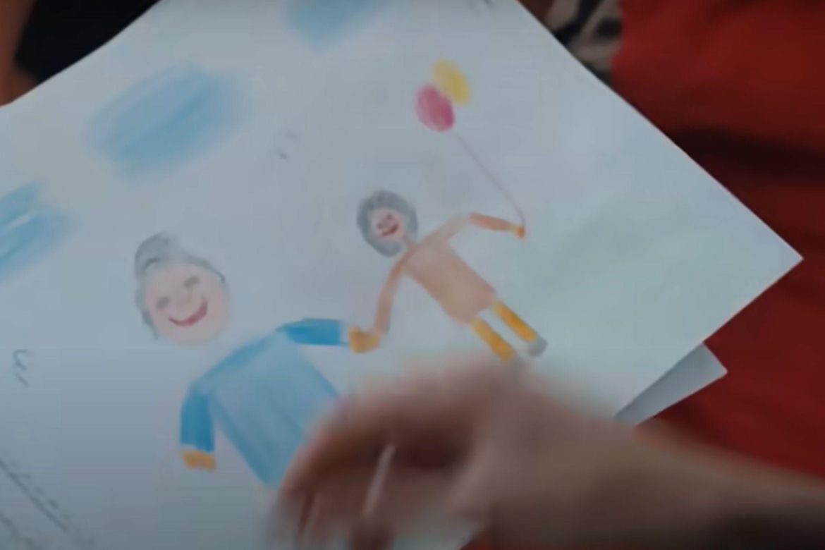 Yusuf pokazuje opiekunce rysunki z ciotką