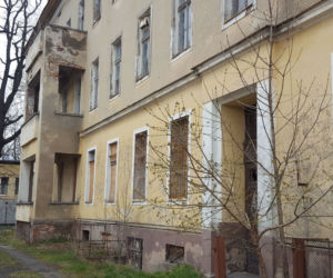 Lecą tynki z dawnego budynku kolejowego przy ul. Dworcowej