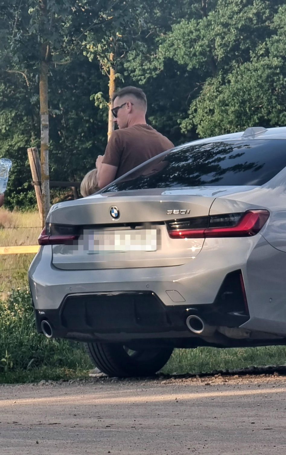 Marcin Mroczek bawi się samolotem