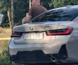 Marcin Mroczek bawi się samolotem