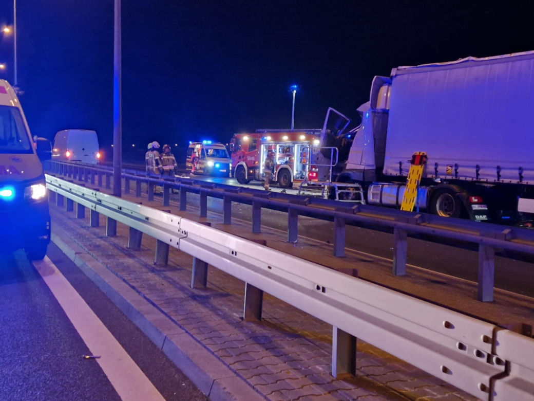 Katastrofa autokaru w Warszawie, jest wielu poszkodowanych. Na oczach ratowników doszło do kolejnej tragedii