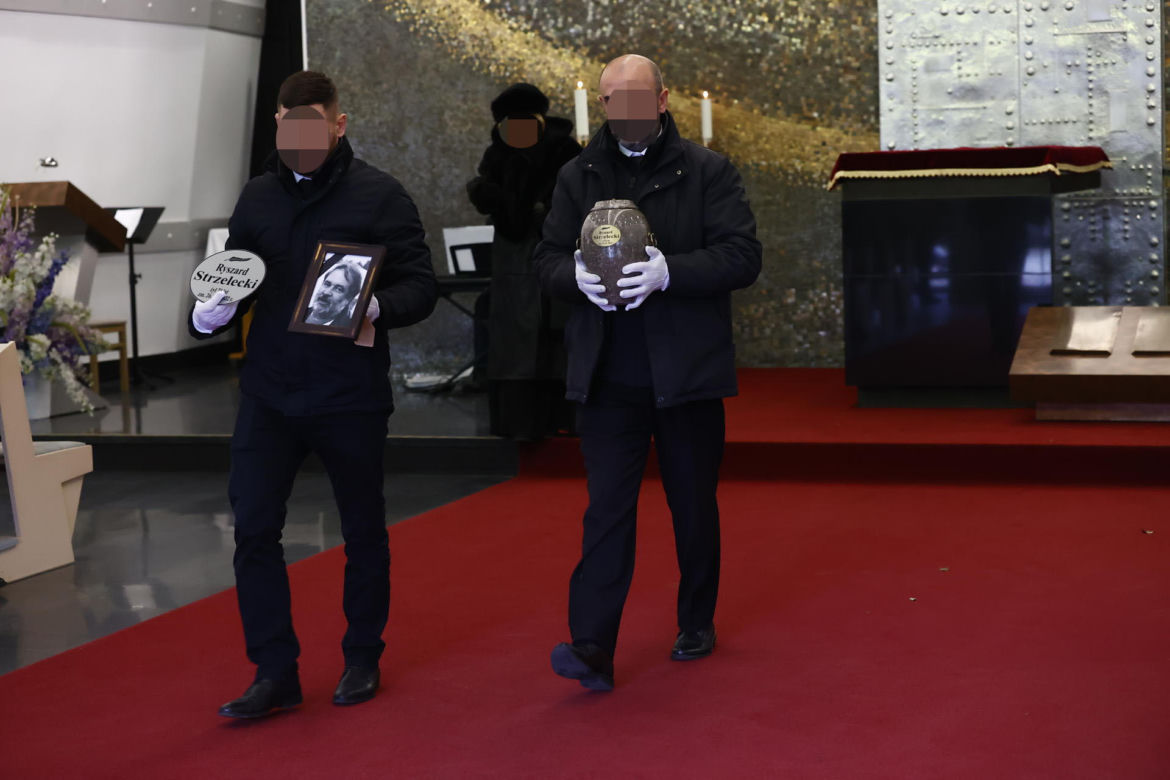 Ostatnie pożegnanie Ryszarda Strzeleckiego. Znany dziennikarz spoczął w Warszawie