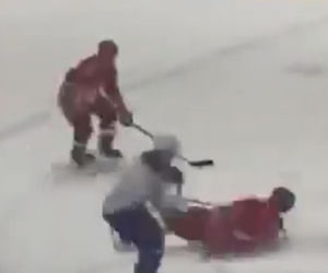 Upadek Łukaszenki na meczu hokeja