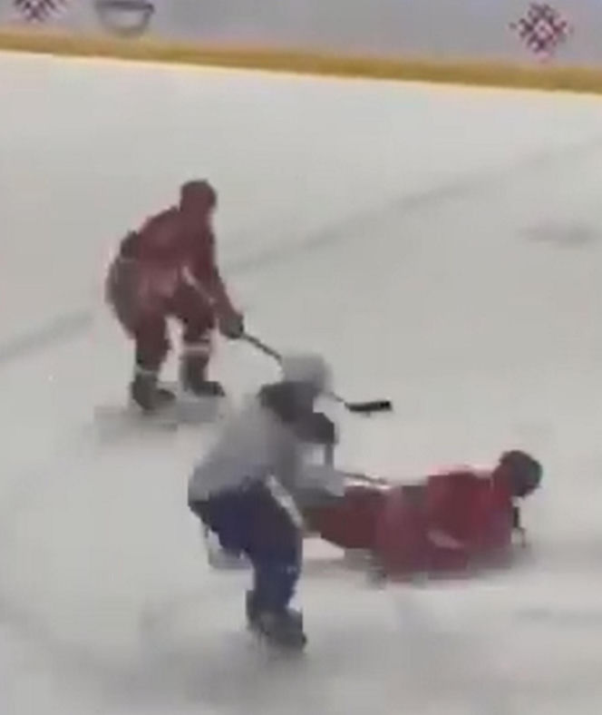 Upadek Łukaszenki na meczu hokeja