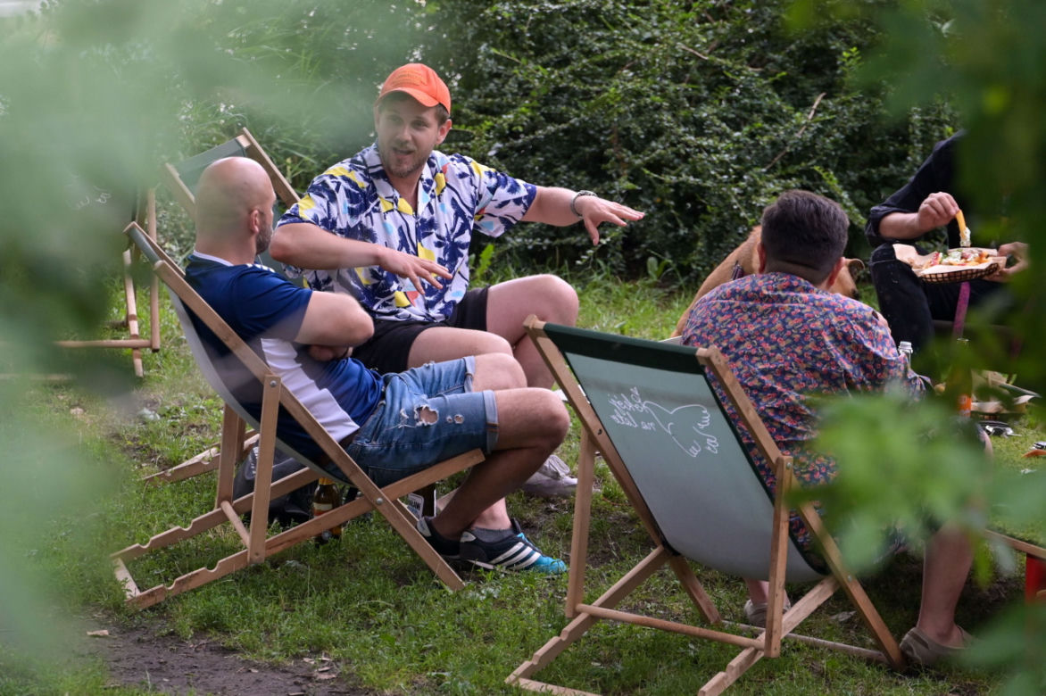 Antek Królikowski sprząta po kolegach