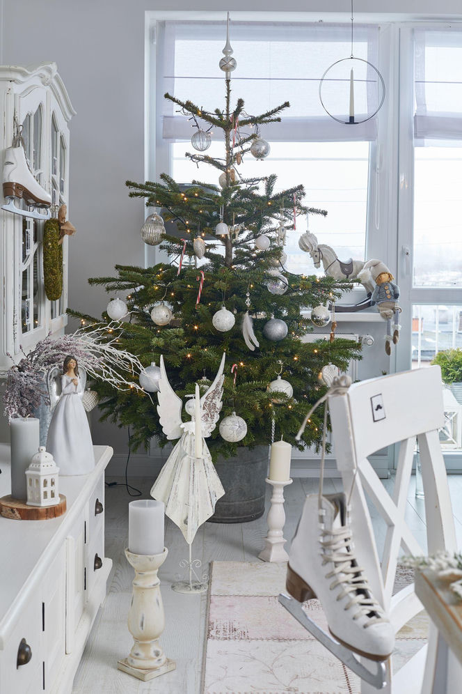 Świąteczne choinki w bieli