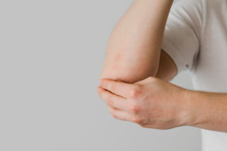 Jak rozjaśnić ciemną skórę na łokciach i kolanach? Nie potrzebujesz drogich kosmetyków