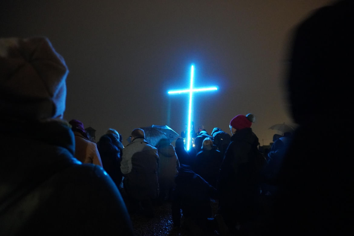 Ogrom wiernych przybył na Drogę Krzyżową na Majdanku. Mamy zdjęcia!