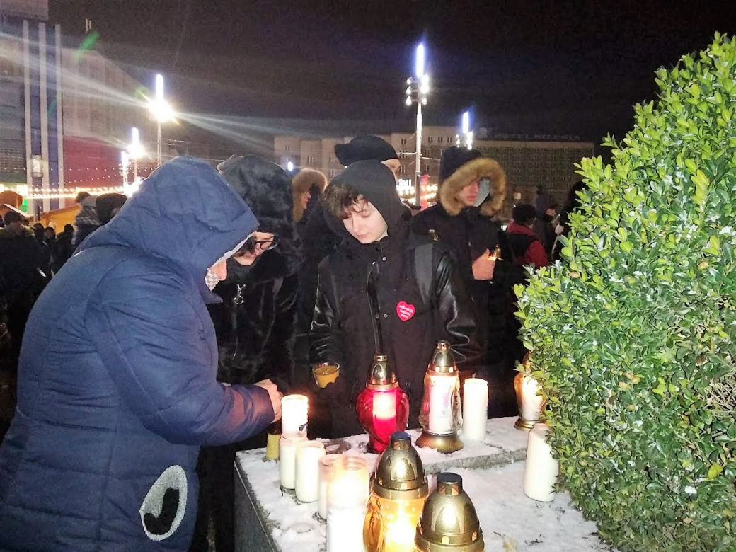 Katowiczanie solidarni z Gdańskiem. Milczący protest przeciwko przemocy przed Teatrem Śląskim [ZDJĘCIA, AUDIO]
