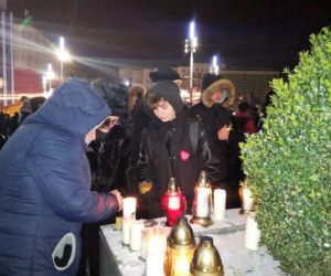 Katowiczanie solidarni z Gdańskiem. Milczący protest przeciwko przemocy przed Teatrem Śląskim [ZDJĘCIA, AUDIO]