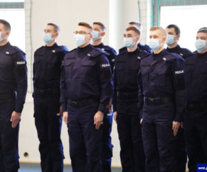 Ponad 50 nowych policjantów na Warmii i Mazurach. Złożyli uroczyste ślubowanie w Olsztynie [ZDJĘCIA]