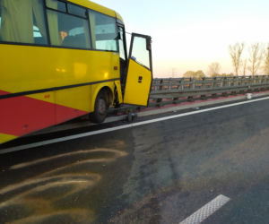 Bardzo groźny wypadek autobusu na DK78 w Siewierzu. Autobus wisi między wiaduktami. Jest wielu rannych [ZDJĘCIA]