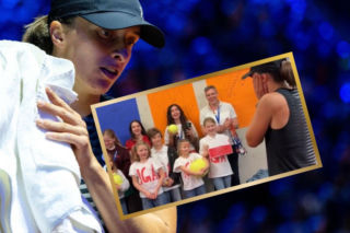 Iga Świątek po meczu dała się zupełnie zaskoczyć grupie hałaśliwej młodzieży [WIDEO]