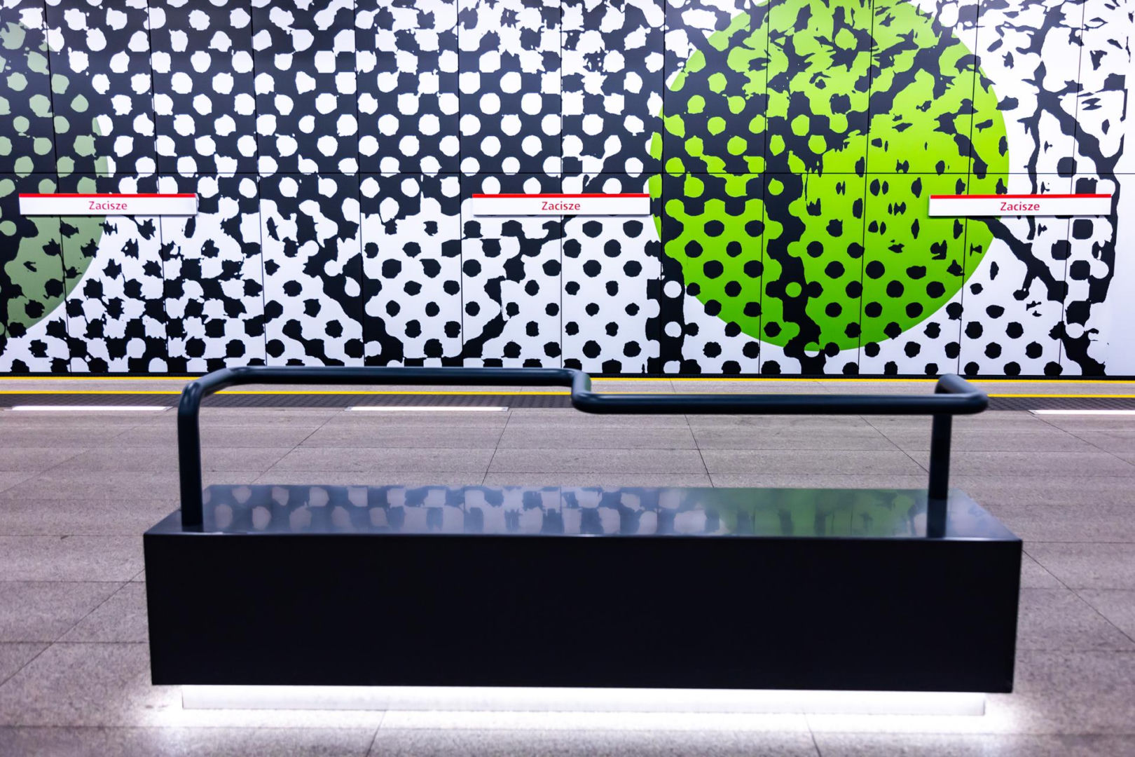 Ławki z podłokietnikami w metrze warszawskim