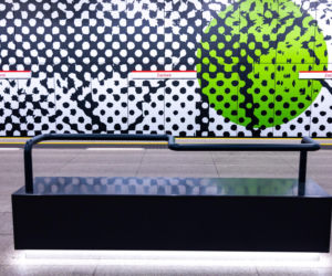 Ławki z podłokietnikami w metrze warszawskim