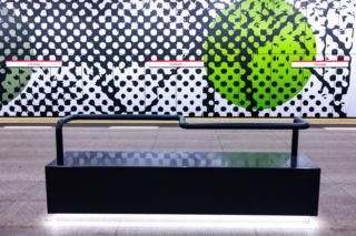 Ławki z podłokietnikami w metrze warszawskim