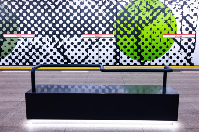 Ławki z podłokietnikami w metrze warszawskim