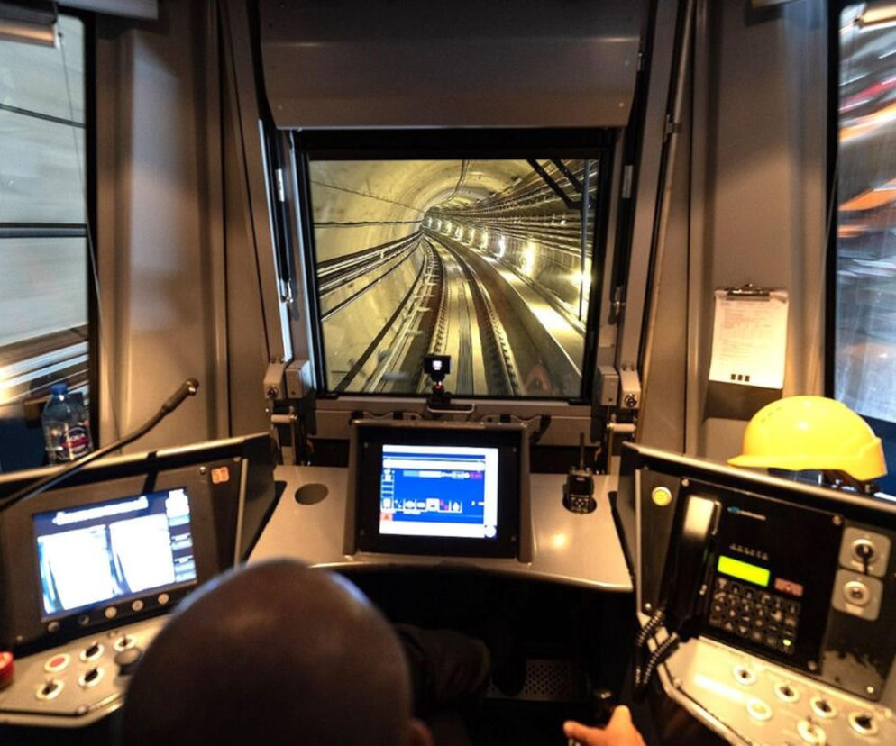 Widok z kabiny maszynisty metra na oświetlony tunel. O zasadności budowy metra w Polsce przeczytasz na Architektura.