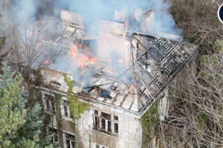 Wielki pożar willi pod Warszawą. Zawalił się dach. Strażacy szukają kobiety