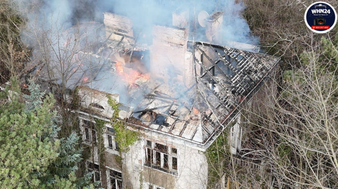 Wielki pożar willi pod Warszawą. Zawalił się dach. Strażacy szukają kobiety