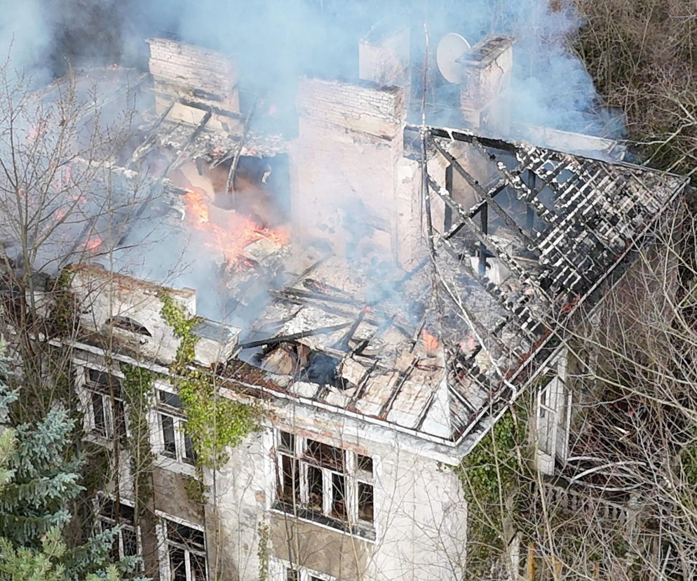 Pożar willi pod Warszawą. Zawalił się dach, pod gruzami może być starsza kobieta