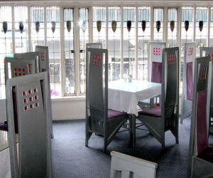 Secesja. Charles Rennie Mackintosh i Margaret MacDonald, wnętrze herbaciarni The Willow Tearooms w Glasgow – charakterystyczne dla secesji szkockiej oparcia krzeseł oraz witrażowe okna. 