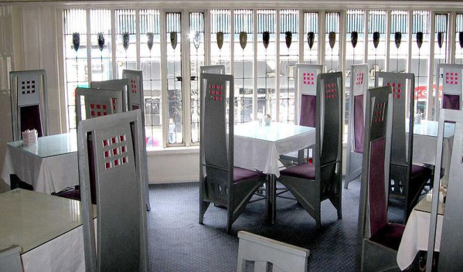 Secesja. Charles Rennie Mackintosh i Margaret MacDonald, wnętrze herbaciarni The Willow Tearooms w Glasgow – charakterystyczne dla secesji szkockiej oparcia krzeseł oraz witrażowe okna. 