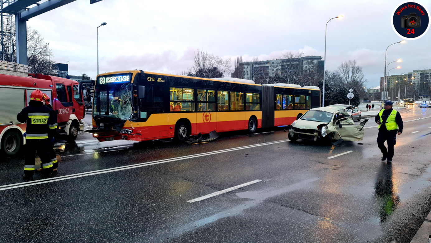 Zderzenie samochodu osobowego z autobusem. Dwoje dzieci w szpitalu