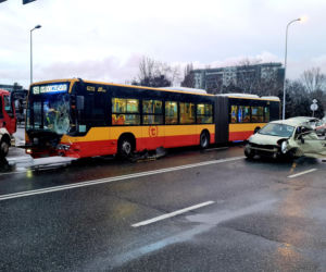 Zderzenie samochodu osobowego z autobusem. Dwoje dzieci w szpitalu