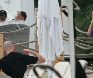 Kurek wyleguje się na plaży po igrzyskach
