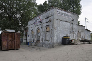 Mijasz te budynki i nie wiesz, że były dworcami. Zapomniane kolejowe pamiątki w Warszawie