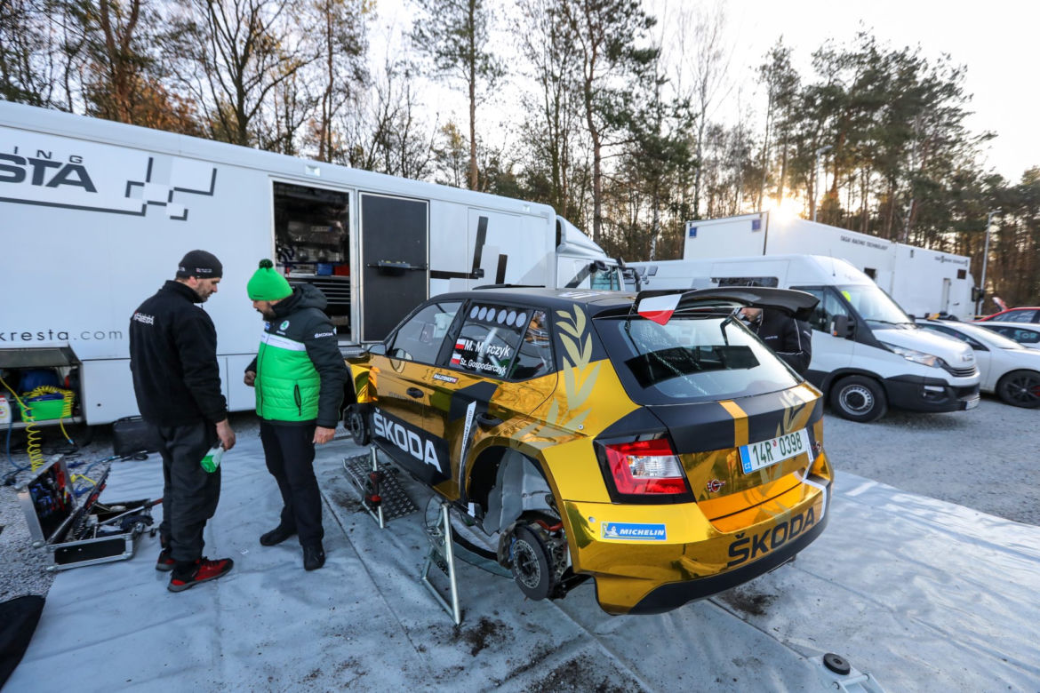 Złota Skoda Fabia R5 zespołu rajdowego Miko Marczyk Motorsport