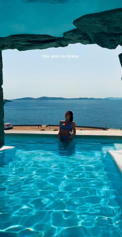 Roxie Węgiel relaksuje się w Mykonos