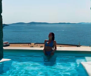 Roxie Węgiel relaksuje się w Mykonos
