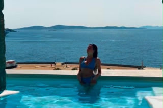 Roxie Węgiel relaksuje się w Mykonos