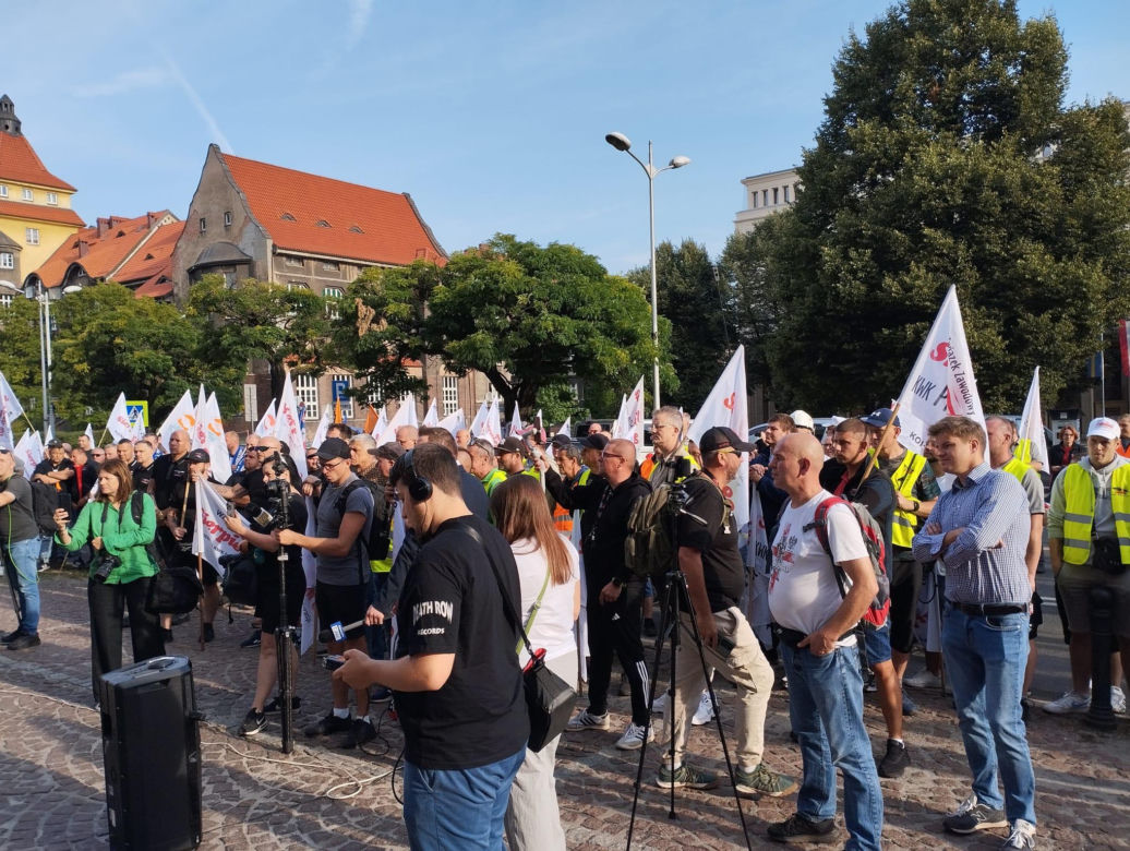 Paraliż w Katowicach. Rozpoczął się protest górników i hutników. "Stal się hartuje, a rząd ją rujnuje"