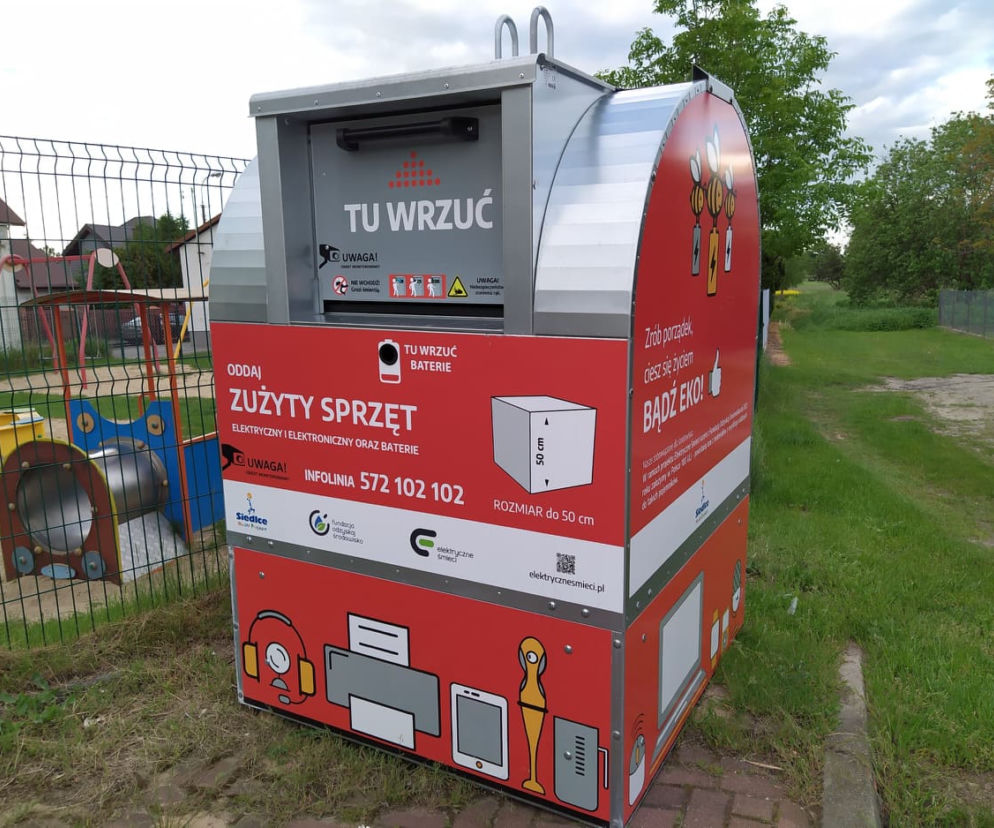 Jeden z nowych pojemników na elektrośmieci w Siedlcach, ul. Topolowa