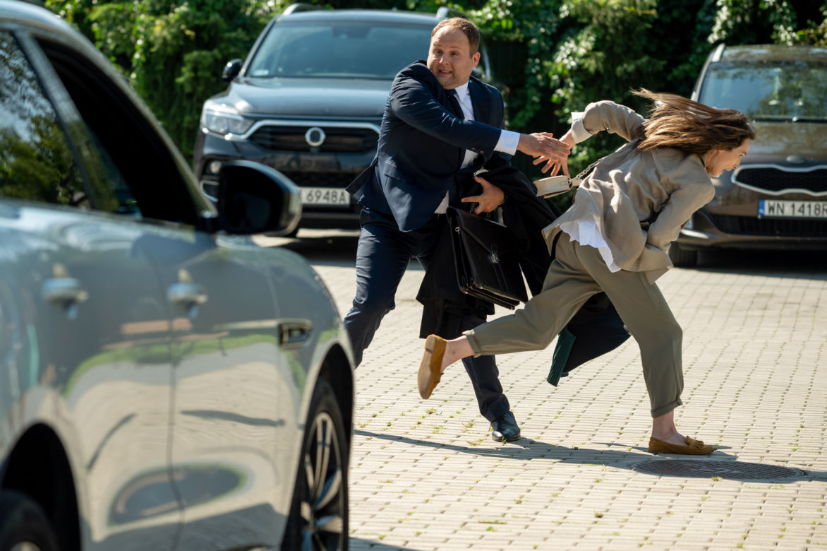 Barwy szczęścia, odcinek 2744: Tragiczny wypadek Klemensa! Przegrany Ryman rozjedzie go na parkingu - ZDJĘCIA