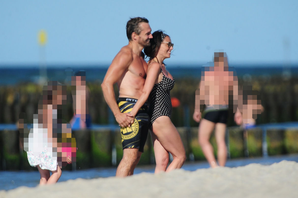 Katarzyna Glinka z rodziną na plaży w Kołobrzegu