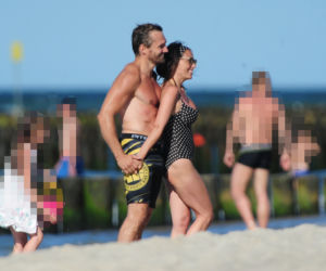Katarzyna Glinka z rodziną na plaży w Kołobrzegu