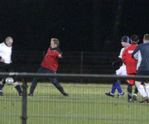 Donald Tusk gra w piłkę