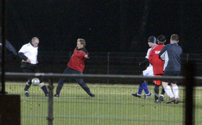 Donald Tusk gra w piłkę