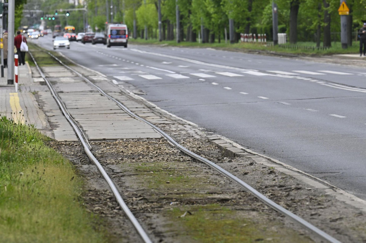 Katastrofalny stan torowiska na al. Waszyngtona. Tramwajarze naprawią tylko fragmenty 