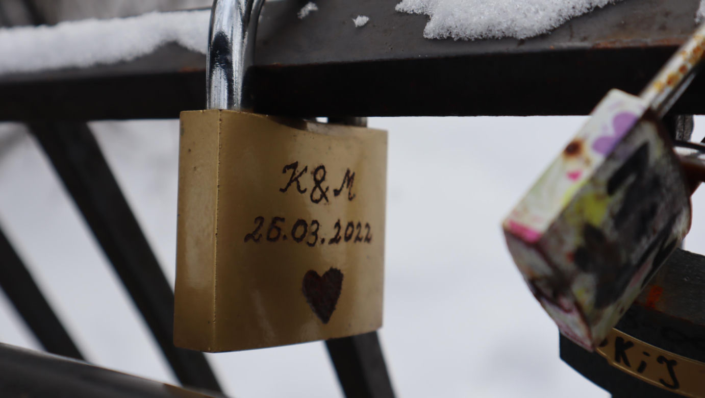 Takie kłódki wiszą na mostku miłości w Lublinie