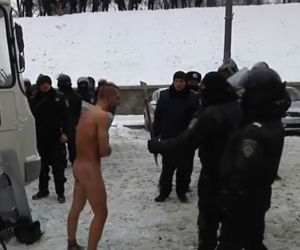 UKRAINA: Berkut robi zdjęcia NAGICH DEMONSTRANTÓW